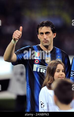 Milano, 05 aprile 2011,' SAN SIRO Stadium, la UEFA Champions League 2010/2011 ,FC Inter - FC Schalke 04 : Diego Milito prima della partita Foto Stock