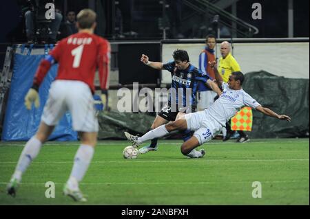 Milano, 05 aprile 2011,' SAN SIRO Stadium, la UEFA Champions League 2010/2011 ,FC Inter - FC Schalke 04 : Diego Milito e Joël Matip in azione durante la partita Foto Stock