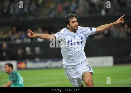 Milano, 05 aprile 2011,' SAN SIRO Stadium, la UEFA Champions League 2010/2011 ,FC Inter - FC Schalke 04 : Raul festeggia dopo l'obiettivo Foto Stock