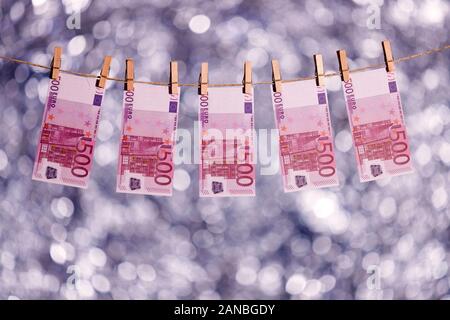 Colonia, Deutschland. 15 gennaio, 2020. 500 euro note su una linea di lavaggio. Koln, Gennaio 15th, 2020 | Utilizzo di credito in tutto il mondo: dpa/Alamy Live News Foto Stock