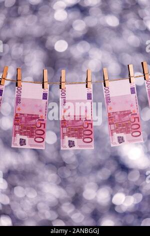 Colonia, Deutschland. 15 gennaio, 2020. 500 euro note su una linea di lavaggio. Koln, Gennaio 15th, 2020 | Utilizzo di credito in tutto il mondo: dpa/Alamy Live News Foto Stock