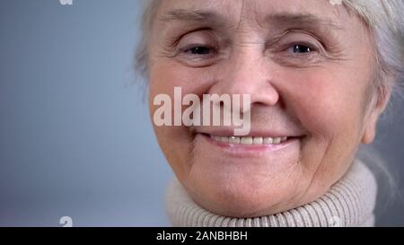 Sorridente donna anziana close-up, la sicurezza sociale, cura nella vecchiaia, stato d'animo positivo Foto Stock