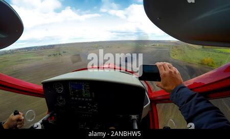 Riprese maschio piano sportivo di atterraggio su smartphone pov, extreme hobby, aviazione Foto Stock