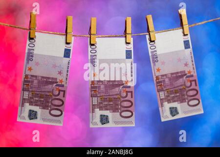 Colonia, Deutschland. 15 gennaio, 2020. 500 euro note su una linea di lavaggio. Koln, Gennaio 15th, 2020 | Utilizzo di credito in tutto il mondo: dpa/Alamy Live News Foto Stock