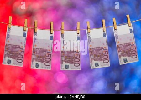 Colonia, Deutschland. 15 gennaio, 2020. 500 euro note su una linea di lavaggio. Koln, Gennaio 15th, 2020 | Utilizzo di credito in tutto il mondo: dpa/Alamy Live News Foto Stock