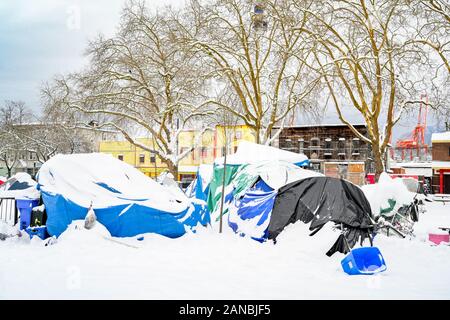 Senzatetto camp in inverno, Oppenheimer Park, DTES, Vancouver, British Columbia, Canada Foto Stock