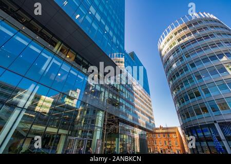 Manchester, Regno Unito - 29 Novembre 2019: Street View di Spinningfields, una zona moderna è stata appositamente sviluppata nel 2000s come un business, retai Foto Stock