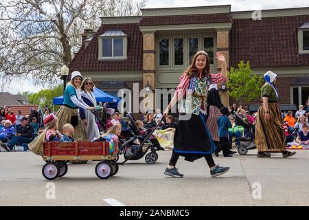 Il 2 maggio 2019, Pella, Iowa, USA. Tulip Time Festival sfilata di Pella della comunità olandese, un festival dedicato ai cittadini immigrati dalla rete Foto Stock