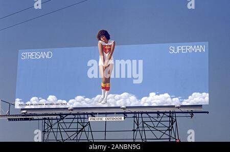 Cartelloni pubblicitari il rilascio di un album da Barbara Streisand intitolato Superman sulla Sunset Strip di Los Angeles, Ca., in giugno, 1977. Foto Stock