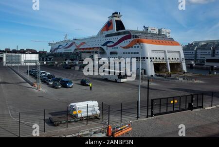 23 aprile 2019, Tallinn, Estonia. Ad alta velocità per i passeggeri e di traghetto per auto della spedizione estone Tallink riguardano la regina del Baltico nel porto di Tallinn. Foto Stock