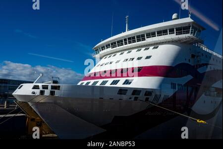23 aprile 2019, Tallinn, Estonia. Ad alta velocità per i passeggeri e di traghetto per auto della spedizione estone Tallink riguardano la regina del Baltico nel porto di Tallinn. Foto Stock