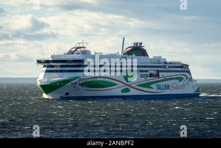21 aprile 2019, Tallinn, Estonia. Ad alta velocità per i passeggeri e di traghetto per auto della spedizione estone Tallink riguardano Megastar nel porto di Tallinn. Foto Stock