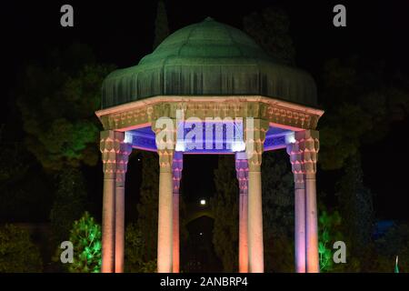 Iran, Shiraz city, Hafezieh. Famiglia iraniana è tenuto selfie oltre tomba Hafezieh (la tomba di Hafez, il grande poeta persiano). Foto Stock