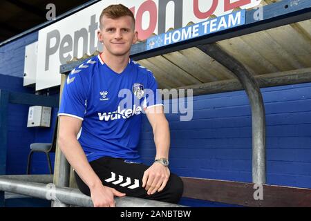 Oldham, Regno Unito. 16 gennaio, 2020. Danny Rowe indicazioni per Oldham Athletic da AFC a Fylde Boundary Park, Oldham giovedì 16 gennaio 2020. (Credit: Eddie Garvey | MI News) La fotografia può essere utilizzata solo per il giornale e/o rivista scopi editoriali, è richiesta una licenza per uso commerciale Credito: MI News & Sport /Alamy Live News Foto Stock