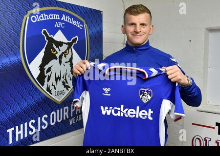 Oldham, Regno Unito. 16 gennaio, 2020. Danny Rowe indicazioni per Oldham Athletic da AFC a Fylde Boundary Park, Oldham giovedì 16 gennaio 2020. (Credit: Eddie Garvey | MI News) La fotografia può essere utilizzata solo per il giornale e/o rivista scopi editoriali, è richiesta una licenza per uso commerciale Credito: MI News & Sport /Alamy Live News Foto Stock