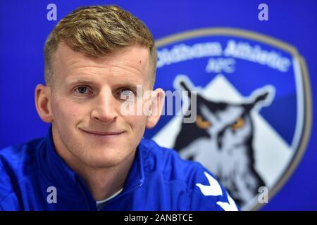 Oldham, Regno Unito. 16 gennaio, 2020. Danny Rowe indicazioni per Oldham Athletic da AFC a Fylde Boundary Park, Oldham giovedì 16 gennaio 2020. (Credit: Eddie Garvey | MI News) La fotografia può essere utilizzata solo per il giornale e/o rivista scopi editoriali, è richiesta una licenza per uso commerciale Credito: MI News & Sport /Alamy Live News Foto Stock