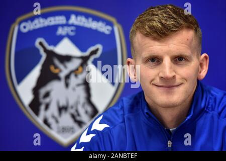 Oldham, Regno Unito. 16 gennaio, 2020. Danny Rowe indicazioni per Oldham Athletic da AFC a Fylde Boundary Park, Oldham giovedì 16 gennaio 2020. (Credit: Eddie Garvey | MI News) La fotografia può essere utilizzata solo per il giornale e/o rivista scopi editoriali, è richiesta una licenza per uso commerciale Credito: MI News & Sport /Alamy Live News Foto Stock