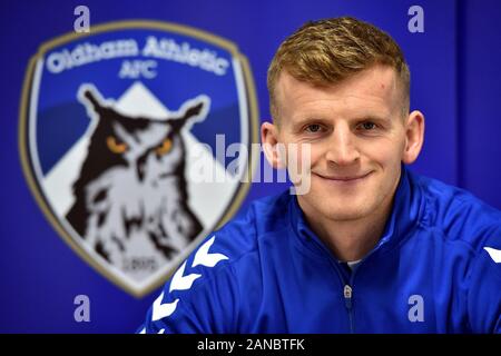 Oldham, Regno Unito. 16 gennaio, 2020. Danny Rowe indicazioni per Oldham Athletic da AFC a Fylde Boundary Park, Oldham giovedì 16 gennaio 2020. (Credit: Eddie Garvey | MI News) La fotografia può essere utilizzata solo per il giornale e/o rivista scopi editoriali, è richiesta una licenza per uso commerciale Credito: MI News & Sport /Alamy Live News Foto Stock