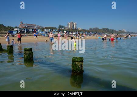 La spiaggia e il mare a Frinton on-mare durante una calda estate britannica del giorno Foto Stock