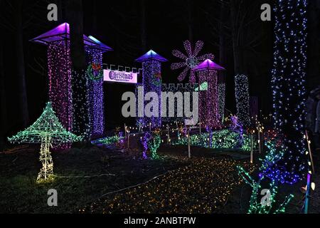 Natale nel giardino è un evento outdoor con sentieri che conducono a dieci acri di foresta con un milione di luce display. Foto Stock