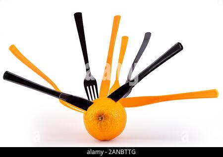 Arancia fresca frutta con forche e coltelli bloccata in esso Foto Stock