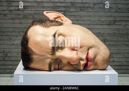 Maschera 2, hyperrealistic Self-portrait scultura di Ron Mueck, a Sara Hildén Art Museum a Tampere, Finlandia Foto Stock