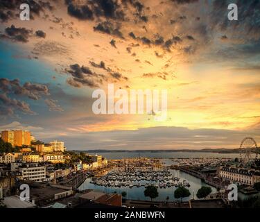 GB - DEVON: ultima luce oltre il porto di Torquay Foto Stock