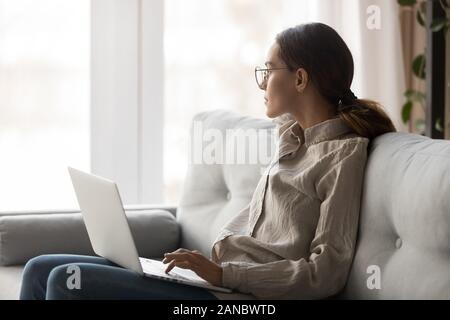 Considerato giovane donna sensazione mancanza di motivazione. Foto Stock