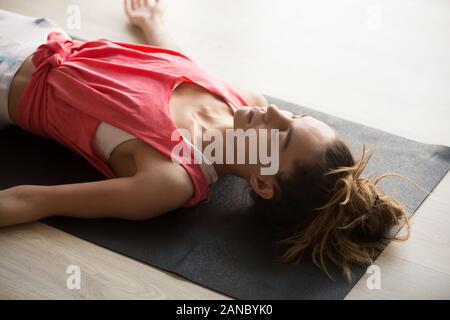 Close up woman in shavasana o corpo morto posizione. Foto Stock