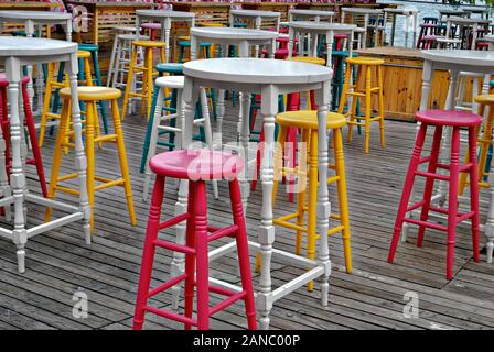 Colorato e i tavoli e le sedie in un bar in riva al mare;la Bulgaria; Foto Stock