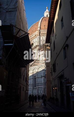 Firenze, Italia - Gennaio 6. 2020: Scorcio del Duomo, aka Basilica di Santa Croce a Firenze, Toscana. Con turisti che si godono il sole invernale. Foto Stock