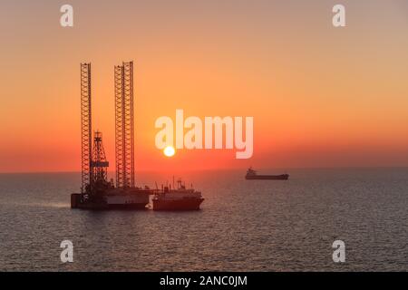 Oil Rig platform di sunrise. Golfo persico Foto Stock