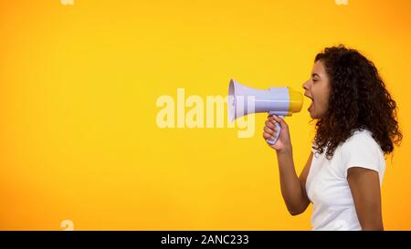Donna afro-americana con megafono annunciando sensazione news, sconti negozi Foto Stock