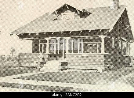 Il piano libro delle abitazioni americane : essendo una compilation di originale home designs, mostra fotografica effettivo esterni e le planimetrie dei moderati bungalows, cottage, residences . S£ tutti CHAMBERI5:6a||-o ICLO. *-*! 2-0CHAMBERI XI40 completare i piani e le specifiche per l'utilizzo di Denison Load-Bearing piastrella,sotto licenza cuscinetto Wilson-System W a 11 costruzione per $50. GLENN L. SAXTON, architetto. MINNEAPOLIS 7::. La vostra nuova casa-No. 857. La casa è di 34 piedi largo e 25 piedi 6 pollici profondo oltre la parte principale.Non vi è un basamento sotto il soggiorno lato. Un intero piano seminterrato puòessere realizzato se su Foto Stock