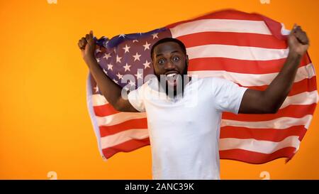Allegro afro-americano di uomo con bandiera degli Stati Uniti, sostegno nazionale sport team Foto Stock
