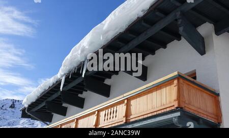 La neve sul tetto di legno . Foto Stock