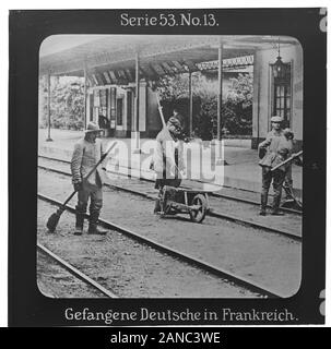 Proiezione Für Alle: Weltkrieg Serie 53 Kolonial-, Vedere- Und Landkämpfe N° 13. Gefangene Deutsche A Frankreich. - Die Firma „Proiezione für alle gegründet wurde 1905 von Max Skladanowsky (1861-1939)  . Sie produzierte bis 1928 FAST 100 Serien zu je 24 Glasdias im Format 8,3 x 8,3 cm im sog. Bromsilber-Gelatina-Trockenplatten Verfahren. Die Serien umfassten vor allem Städte, Länder, Landschaften aber auch Märchen und Sagen, das Alte Testament und den Ersten Weltkrieg. Foto Stock