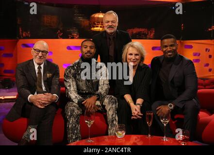 Host Graham Norton con (seduti da sinistra a destra) Sir Patrick Stewart, Michael B Giordano, Jennifer Saunders e Jamie Foxx durante le riprese per il Graham Norton Show alla BBC Studioworks 6 Centro Televisivo, Wood Lane, Londra, per essere messo in onda su BBC One il venerdì sera. Foto di PA. Picture Data: giovedì 16 gennaio, 2020. Foto di credito dovrebbe leggere: immagini PA a nome della TV in modo Foto Stock