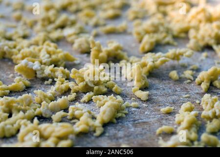 Immagine ravvicinata di pizzico noodle su un tavolo Foto Stock