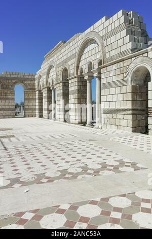 PLISKA, Bulgaria - 10 Aprile 2017: Rovine della grande Basilica - la più grande chiesa in Europa medievale in Pliska, Bulgaria Foto Stock