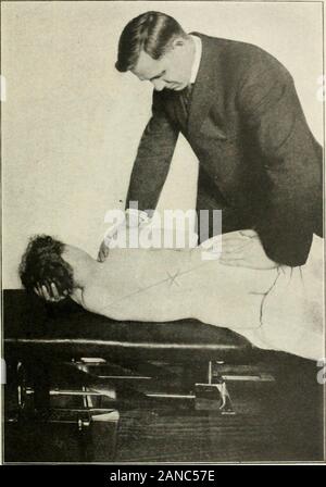 Principi e Pratica di regolazione spinale; per l'uso degli studenti e dei professionisti . VKKri LOMBARE:i.K.E 375. Fig. 98.Ilio-Deltoid attesa. Z76 Regolazione spinale Foto Stock