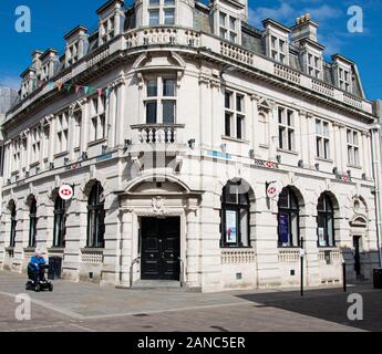 Gloucester, Regno Unito - 08 Settembre 2019: la facciata della HSBC Bank branch nell'angolo di Northgate Street e Eastgate Street Foto Stock