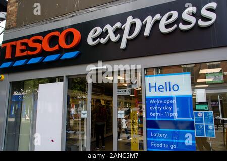 Gloucester, Regno Unito - 08 Settembre 2019: la facciata di Tesco Express su Southgate Street Foto Stock