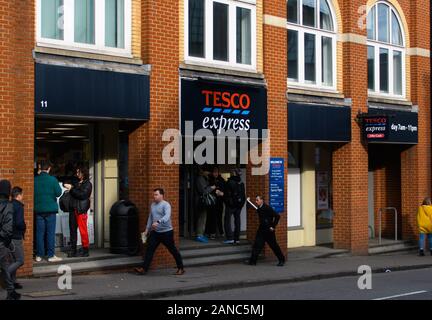 Guildford, Regno Unito - 06 Novembre 2019: l'ingresso alla Tesco Express store su Bridge Street Foto Stock