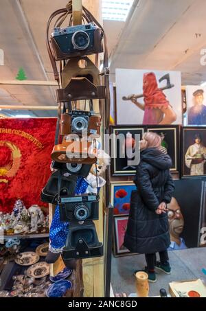 Minsk, Bielorussia - Dicembre, 14, 2019: il vecchio le fotocamere sovietiche e altri in fiera o il mercato delle pulci di Minsk, Bielorussia Foto Stock