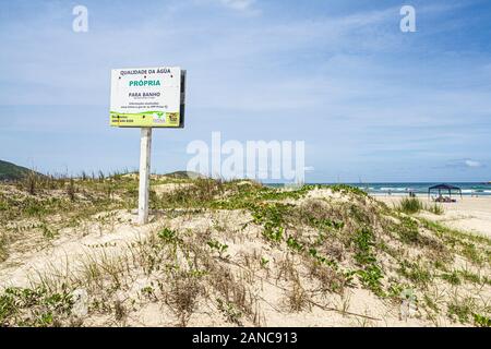 Qualità delle acque di balneazione segno di monitoraggio a Vila Beach. Imbituba, Santa Catarina, Brasile. Foto Stock