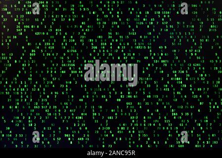 Di tipo matrice casuale di numeri verdi sullo schermo del computer - Denso Foto Stock