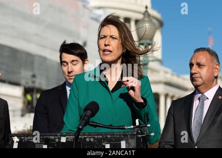 Washington, Stati Uniti 16 gennaio, 2020. Gennaio 16, 2020 - Washington, DC, Stati Uniti: U.S. Rappresentante Cindy Axne (D-IA) intervenendo a un evento per la casa dei democratici di annunciare la creazione di "fine della corruzione Caucus". (Foto di Michael Brochstein/Sipa USA) Credito: Sipa USA/Alamy Live News Foto Stock