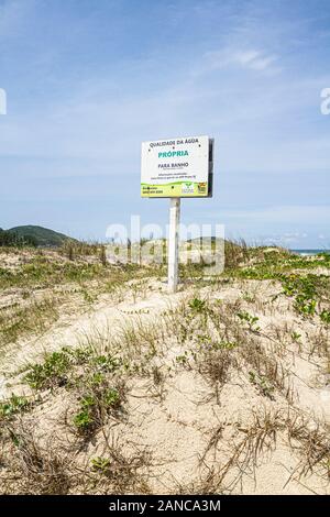 Qualità delle acque di balneazione segno di monitoraggio a Vila Beach. Imbituba, Santa Catarina, Brasile. Foto Stock