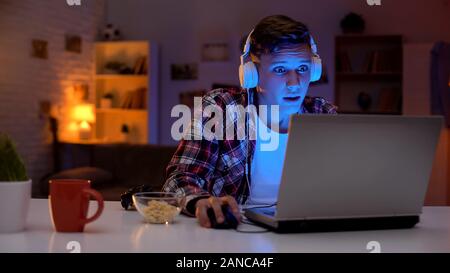 Adolescente emotivo vincere gioco per computer, inadeguata reazione emotiva, addict Foto Stock